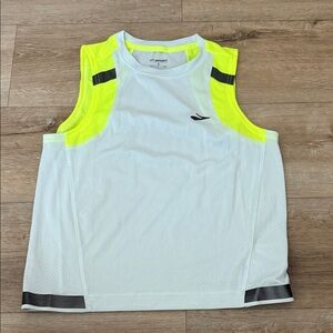 Brooks running reflective tank